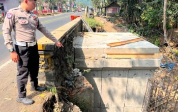 Galian Proyek Jalan Nasional Klakah Makan Korban, Motor Oleng Masuk Selokan