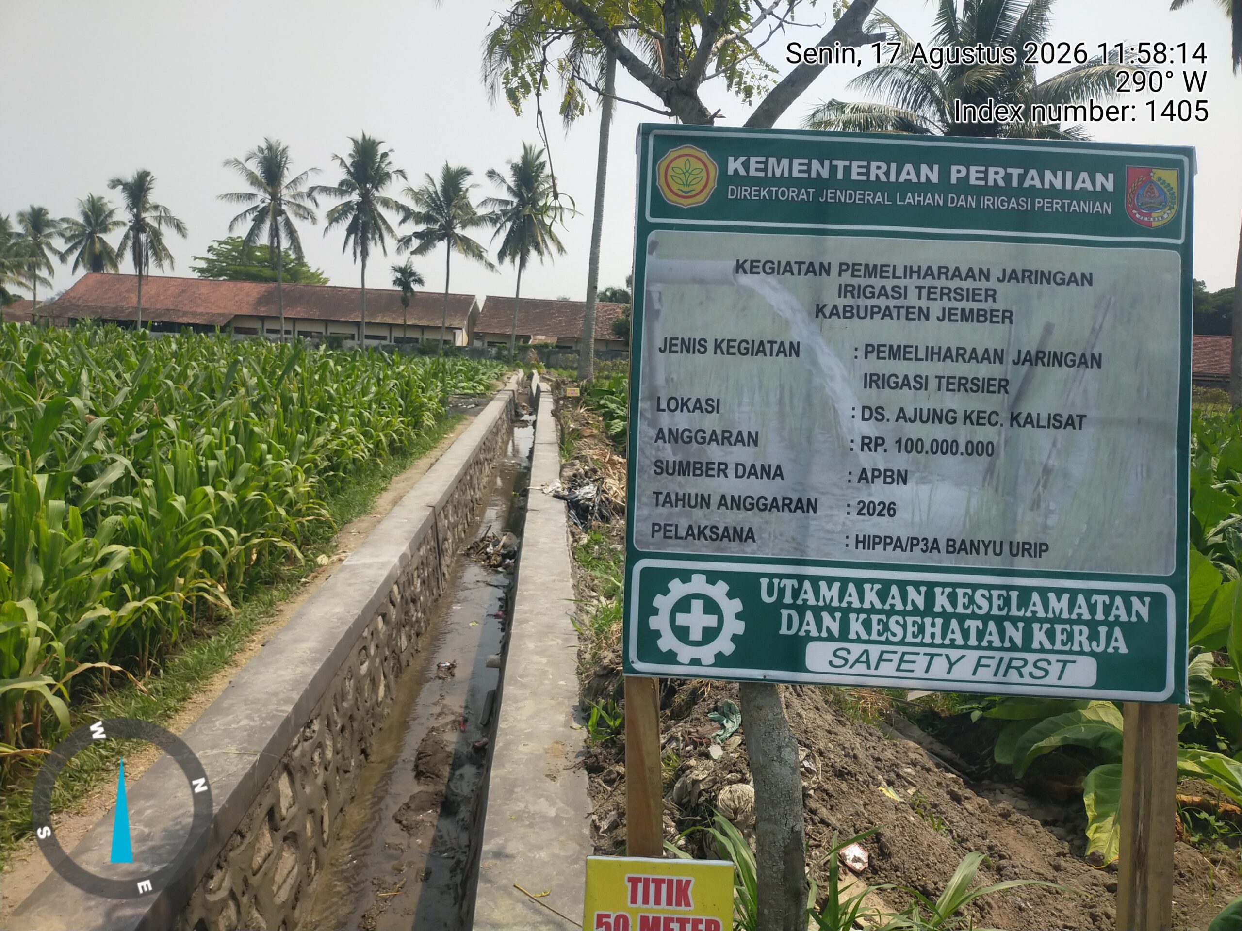 Papan informasi proyek yang terpasang di lokasi 