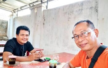 Kejar Berita Tak Kenal Lelah, Secangkir Kopi Jadi “Bensin” Wartawan di Lumajang