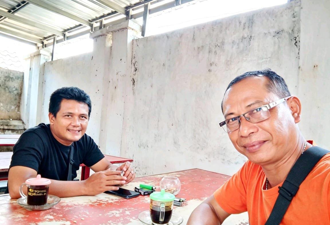 Kejar Berita Tak Kenal Lelah, Secangkir Kopi Jadi “Bensin” Wartawan di Lumajang